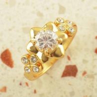 טבעת גולדפילד עיצוב פרח משובצת קריסטלים