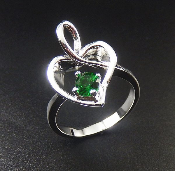 טבעת משובצת קריסטל ירוק כסף 925 מידה: 8
