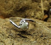 טבעת בשיבוץ יהלום גלם לבן כסף 925