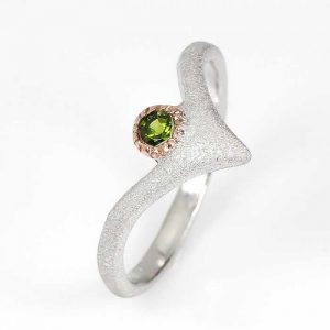 טבעת עבודת יד כסף 925 בשיבוץ אבן דיופטיז (אפריקה) מידה: 8 הטבעת: 10.55 קרט