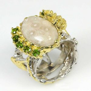 טבעת עבודת יד כסף 925 ציפוי זהב ורודיום שחור בשיבוץ אבני קורל פוסיל ופרידות (אפריקה) מידה: 9 הטבעת: 74.5 קרט