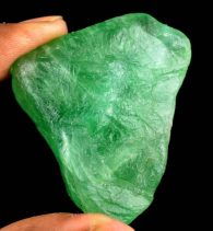 אבן חן : פלואורייט ירוק גלם לליטוש (ברזיל) 447 קרט מידות: 37*41*47 מ"מ