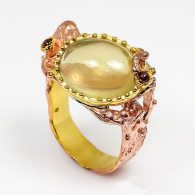 תכשיט יוקרה: טבעת עבודת יד כסף 925 וציפוי זהב מולטי בשיבוץ אבני קוורץ לימוני וגרנט (אפריקה) מידה: 9 הטבעת: 70.3 קרט