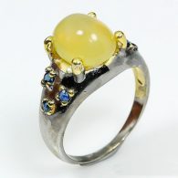 טבעת בשיבוץ אופל צהוב וספיר כחול עבודת יד כסף 925 ציפוי זהב ורודיום שחור מידה: 8.75