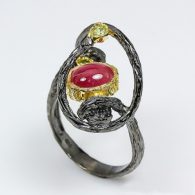 טבעת בשיבוץ קריסטל רובי ופרידות עבודת יד כסף ציפוי זהב ורודיום שחור מידה: 10