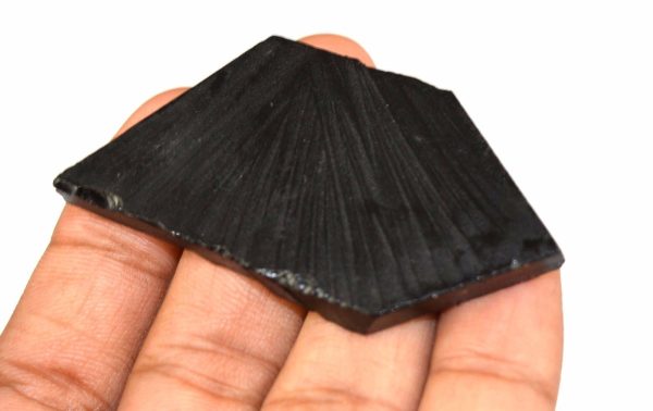 אבן חן: אוניקס שחור גלם לליטוש (ברזיל) 97 קרט