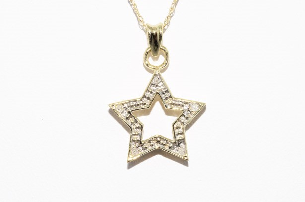 שרשרת ותליון מחומש זהב צהוב בשיבוץ 5 יהלומים