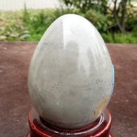 ביצה מאבן ג'ייד אוושן במעמד עץ מסוגנן משקל: 260 גרם