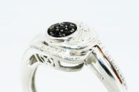 טבעת כסף 925 בשיבוץ יהלומים שחורים וטופז לבן 14. קרט מידה 7
