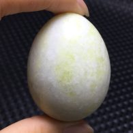 ביצה ג'ייד לבן ולימוני ומעמד עץ מסוגנן משקל: 87 גרם