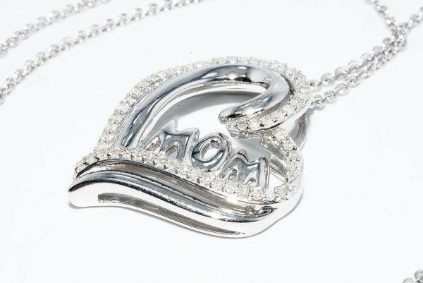 תליון ושרשרת כסף 925 עיצוב לב + המילה MOM בשיבוץ 58 יהלומים 32. קרט