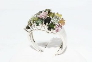 טבעת יוקרה כסף בשיבוץ 17 טורמלין צבעוני במשקל: 3.10 קרט בשיבוץ 8 טופז לבן מידה: 8