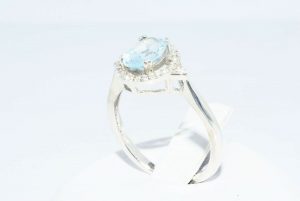 טבעת כסף 925 בשיבוץ אקוומרין 1.05 קרט + 28 טופז לבן 23. קרט במידה: 6 \ 7.25