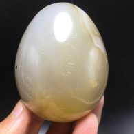 ביצה אגט גוון שמנת ומעמד עץ מסוגנן במשקל: 240 גרם