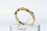 טבעת יוקרה כסף 925 ציפוי זהב בשיבוץ 21 יהלומים לבנים במשקל: 11. קרט מידה: 5.25