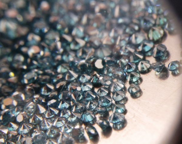 50 יהלומים כחולים לשיבוץ ליטוש עגול בקוטר: 0.70 מ"מ ניקיון: i1-i3