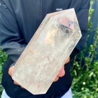 מוט קוורץ קריסטל במשקל: 824 גרם מידות: 140*69*51 מ"מ