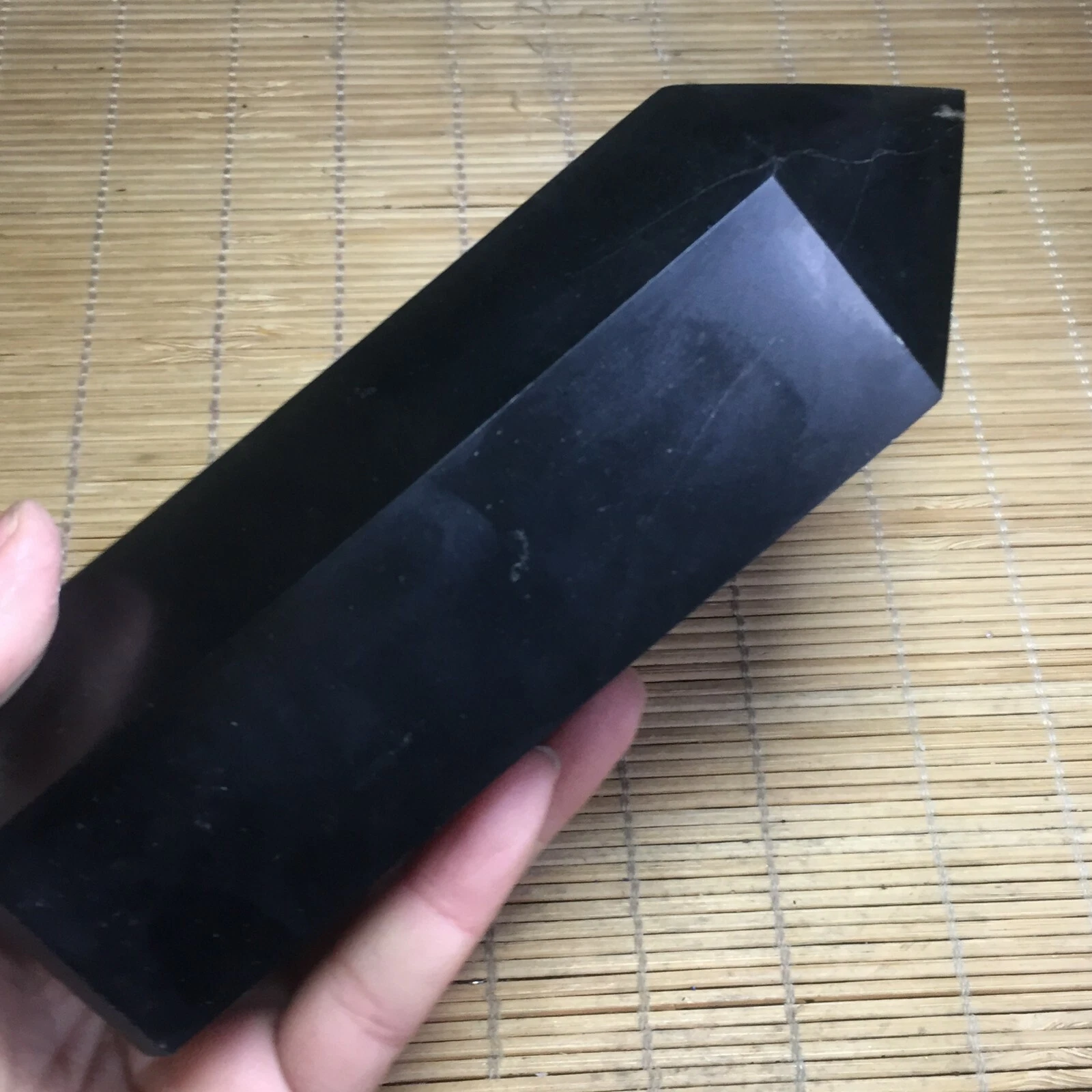 מוט טורמלין שחור במשקל: כ 140 גרם