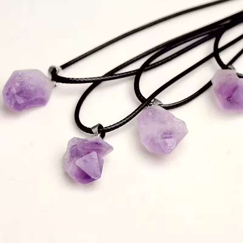 תליון אמטיסט גלם וחישוק גומי שחור